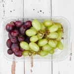 nutritional difference between red and green grapes